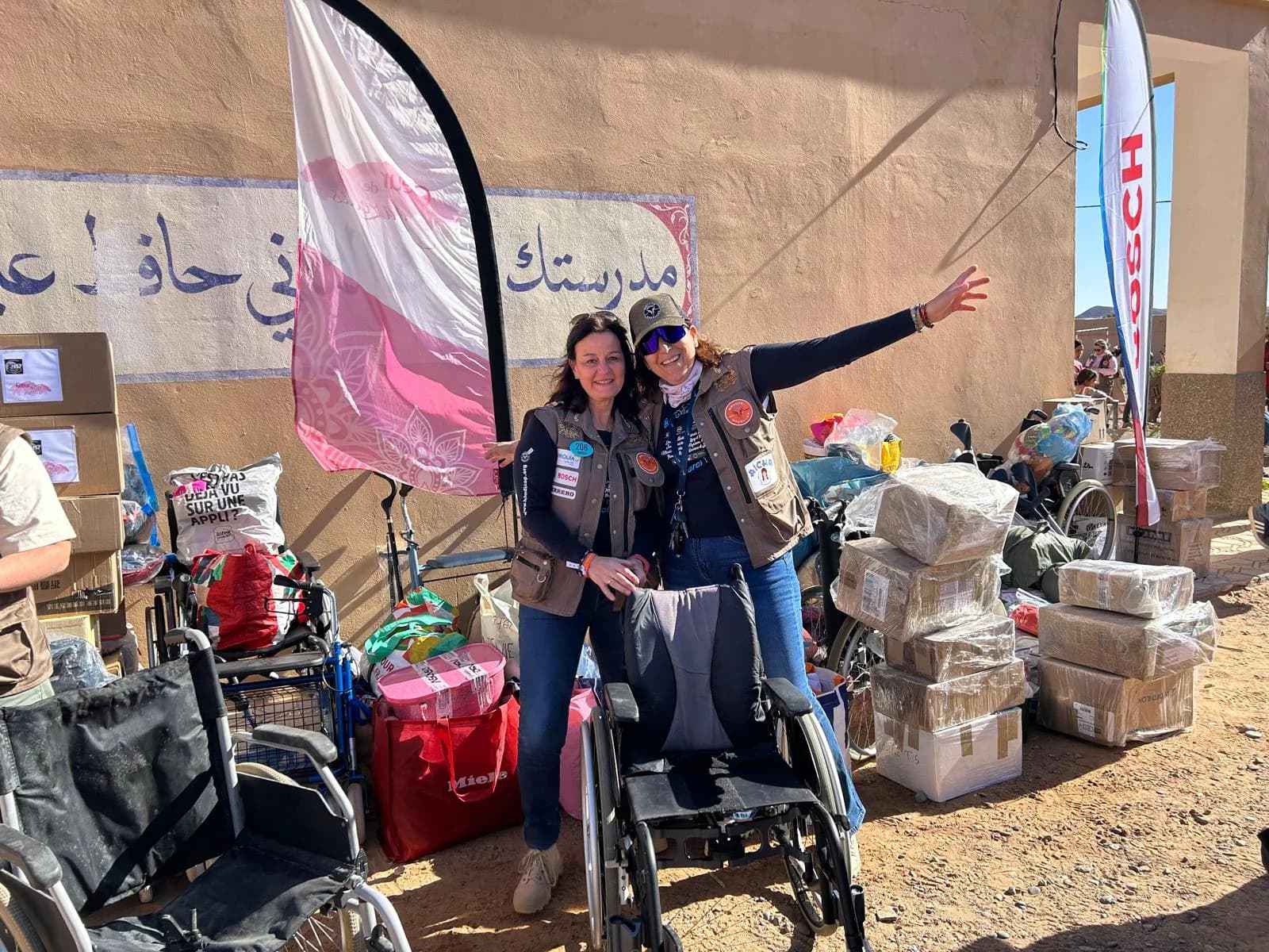 Don d'un fauteuil roulant à une école au Maroc