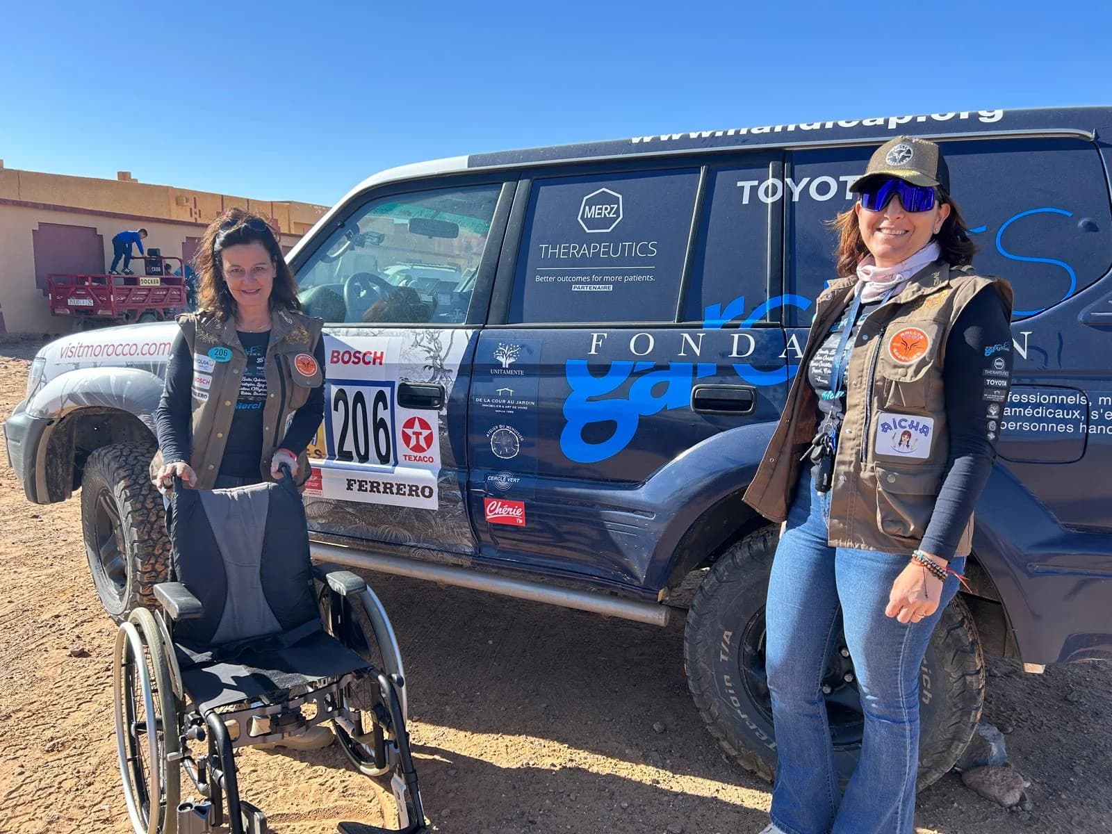 Équipe 206 avec un fauteuil roulant et leur Toyota