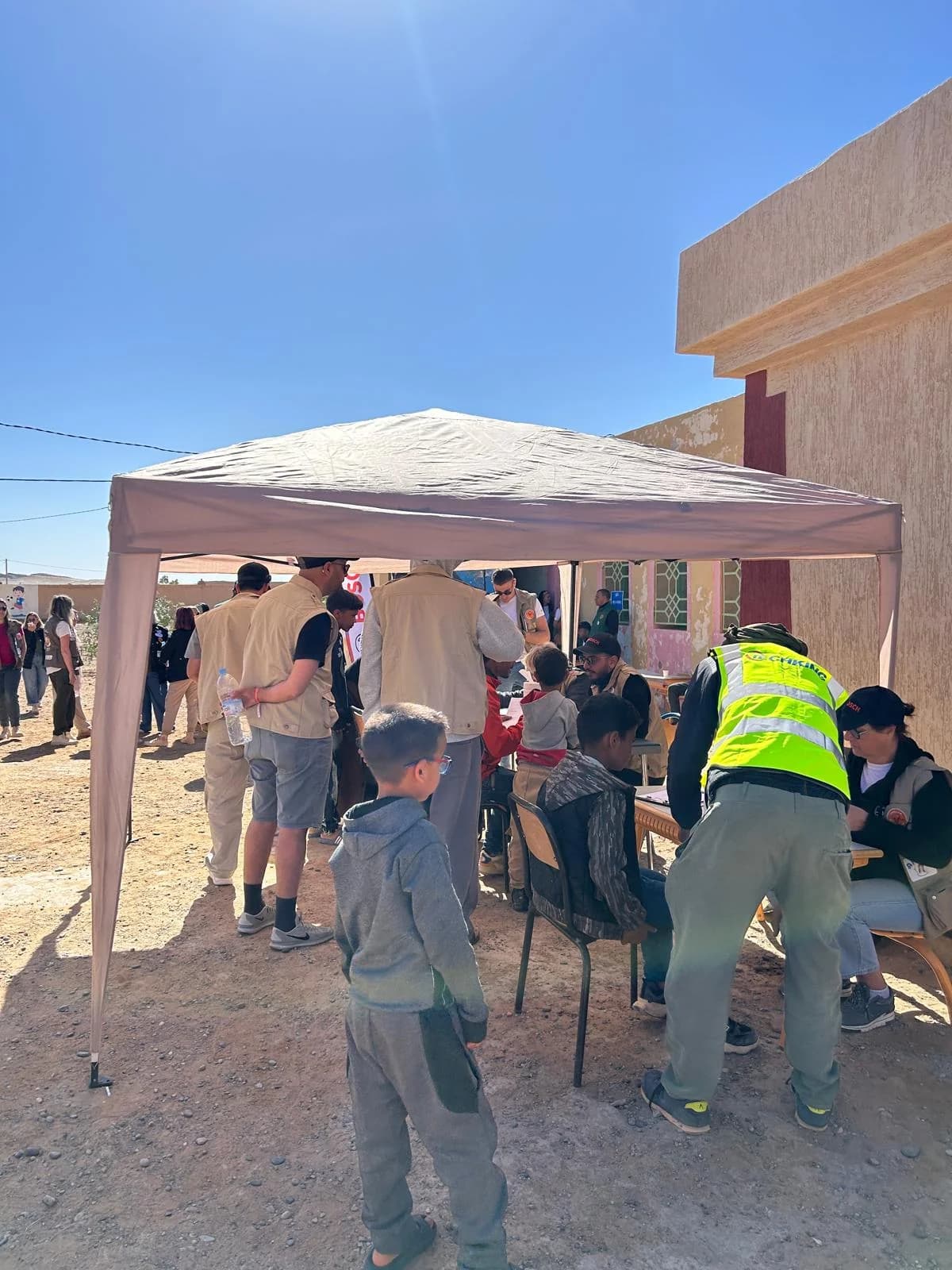 Distribution sous une tente aux enfants du village