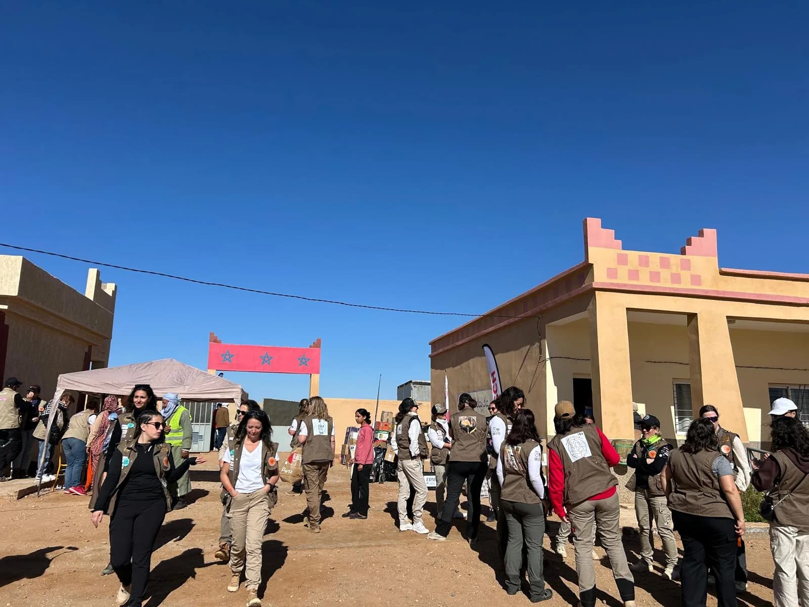 Village étape avec le drapeau marocain
