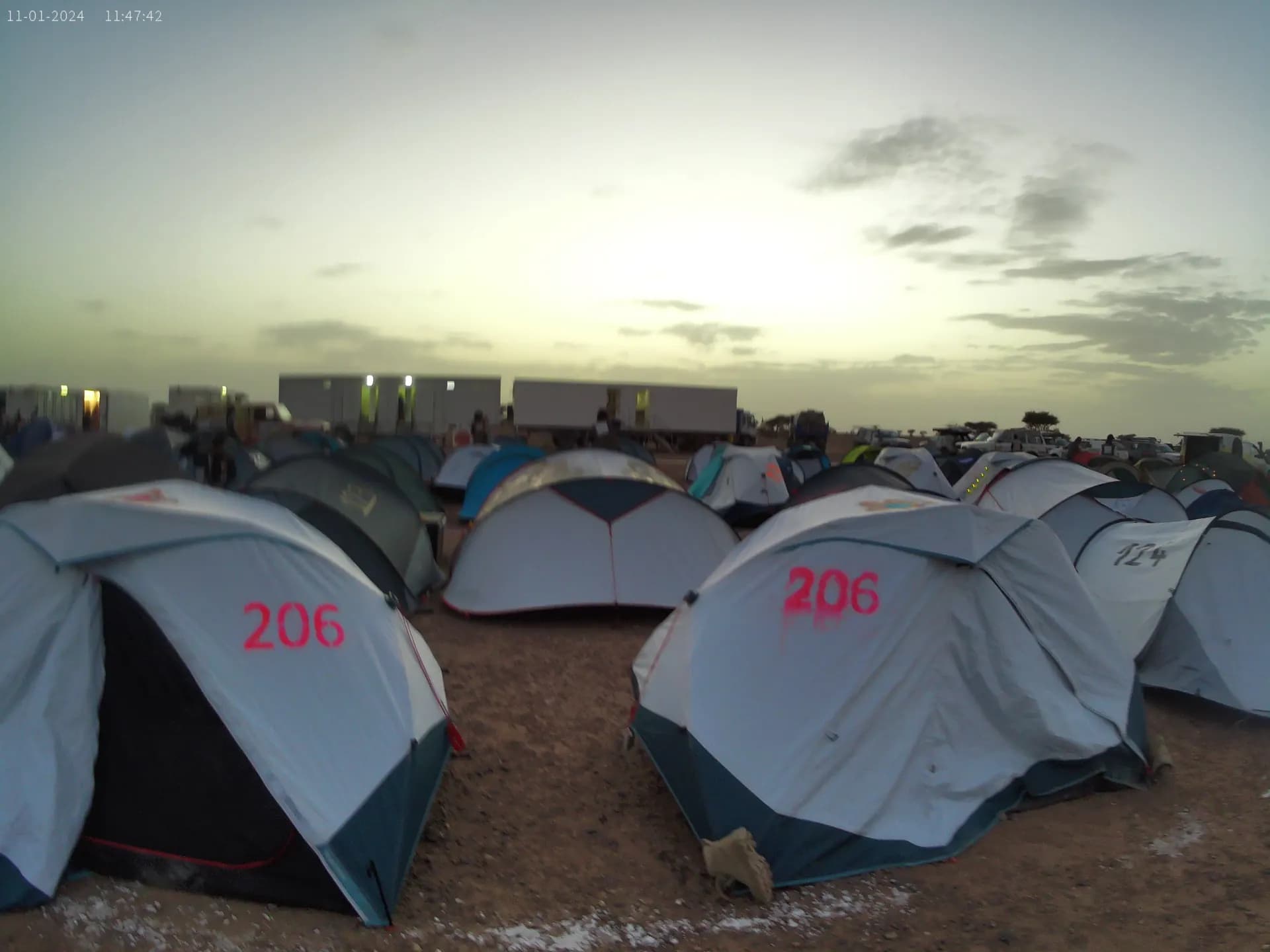 Bivouac avec les tentes de l'équipe 206 au coucher du soleil