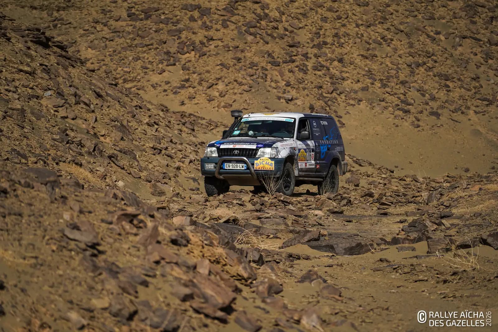 Le Toyota 206 sur une piste rocailleuse de montagne, étape 1