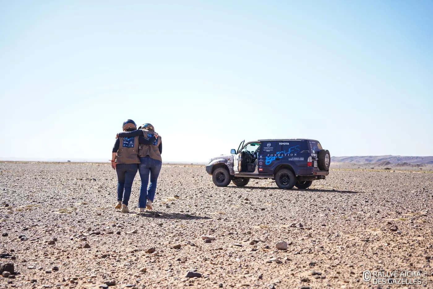 L'équipage rejoint son Toyota sur un plateau pierreux lors du prologue