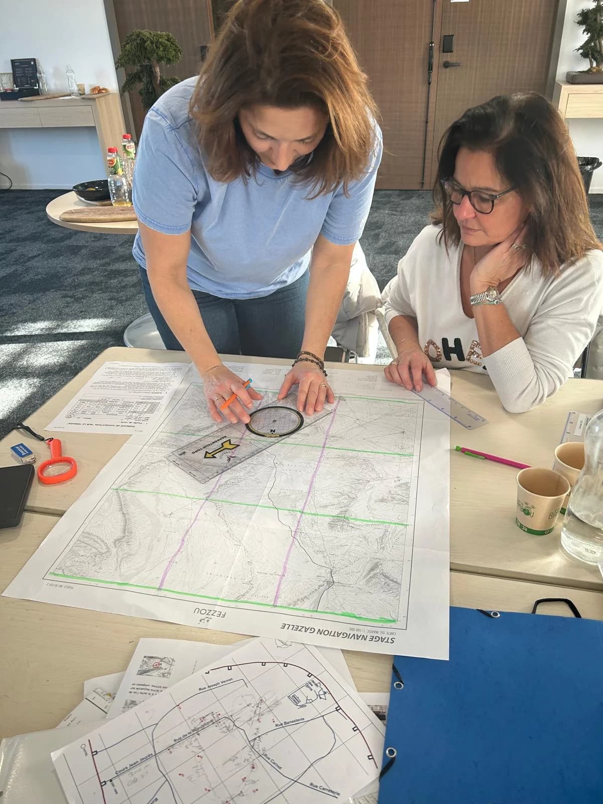 Cours de lecture de carte au stage de navigation