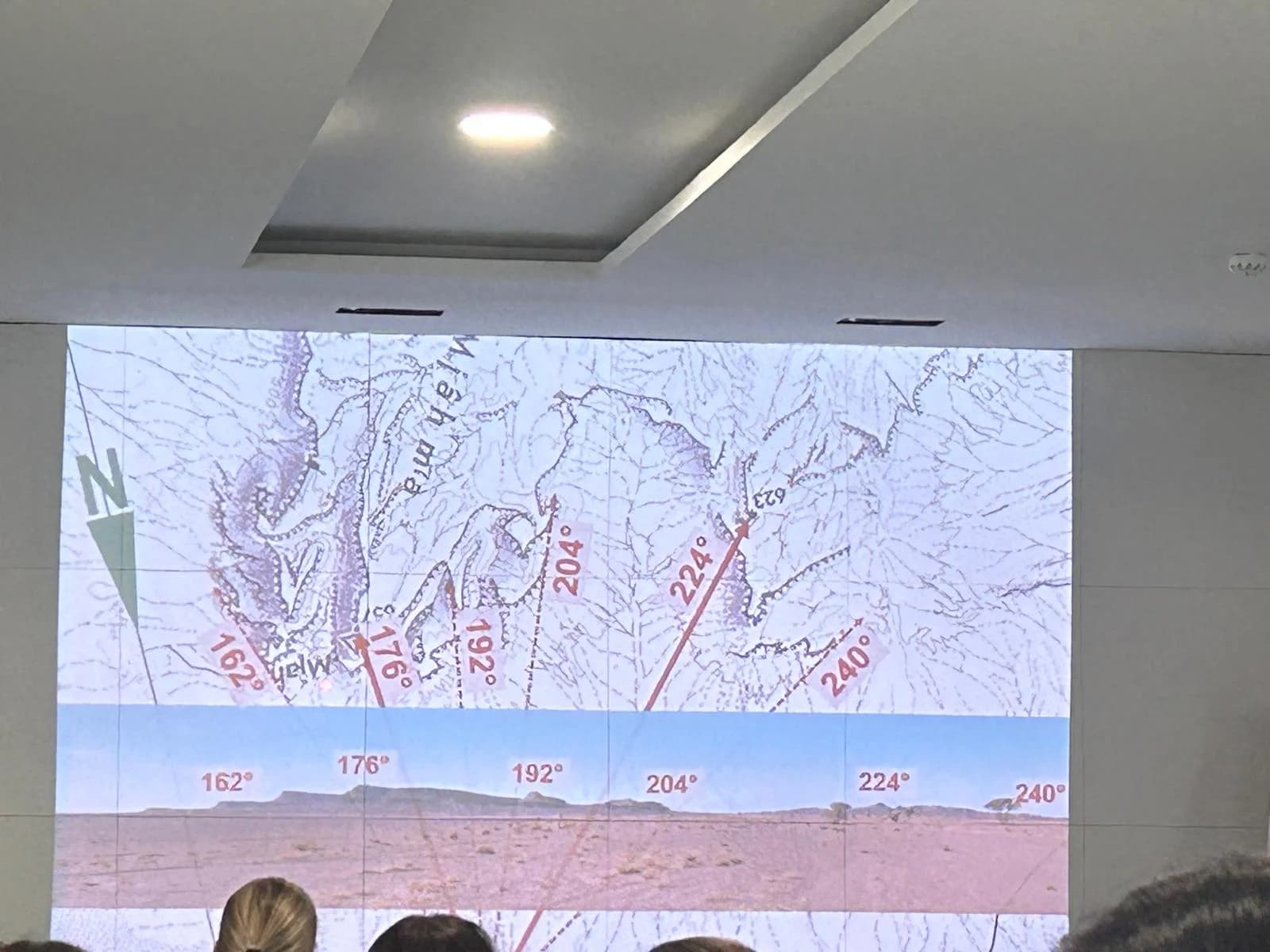 Écran présentant une carte avec azimuts en formation