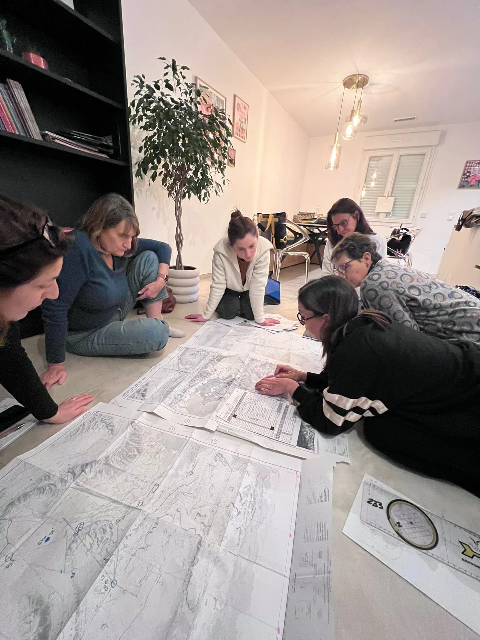 Groupe étudiant des cartes posées au sol