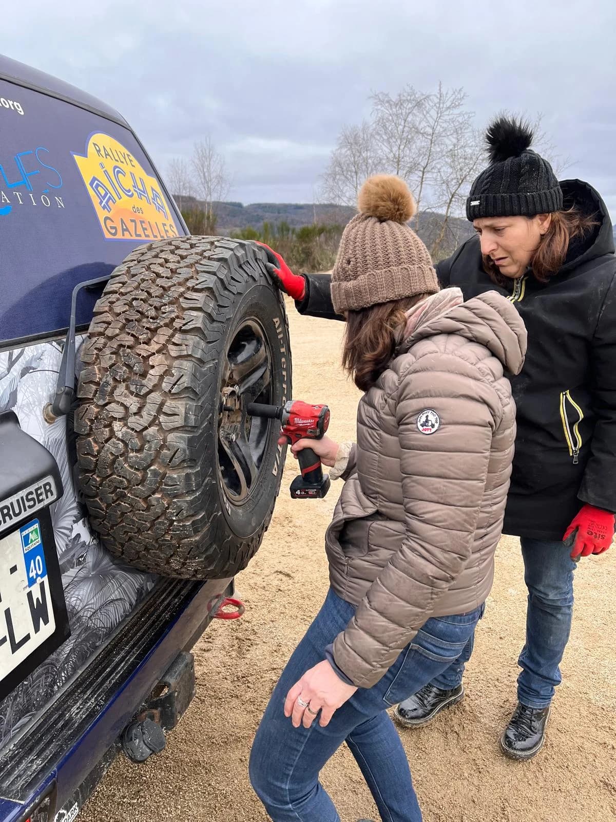 Formation au changement de roue lors du stage pilotage
