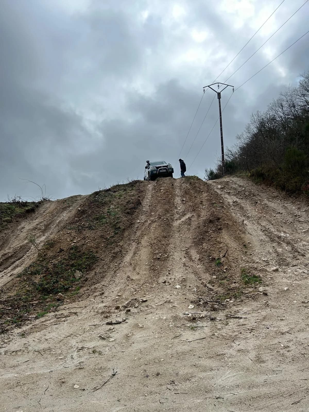4x4 au sommet d'une colline lors de l'entraînement