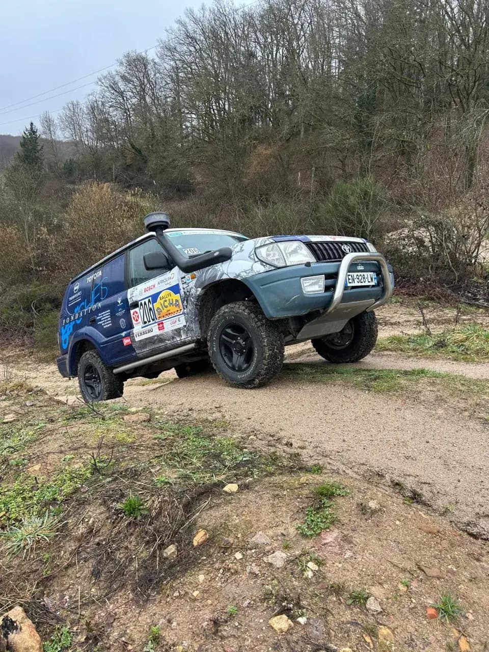 Toyota sur une piste forestière lors du stage pilotage