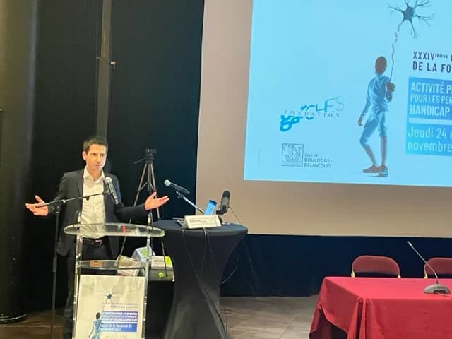 Salle de conférence des Entretiens de Garches, public et intervenants.