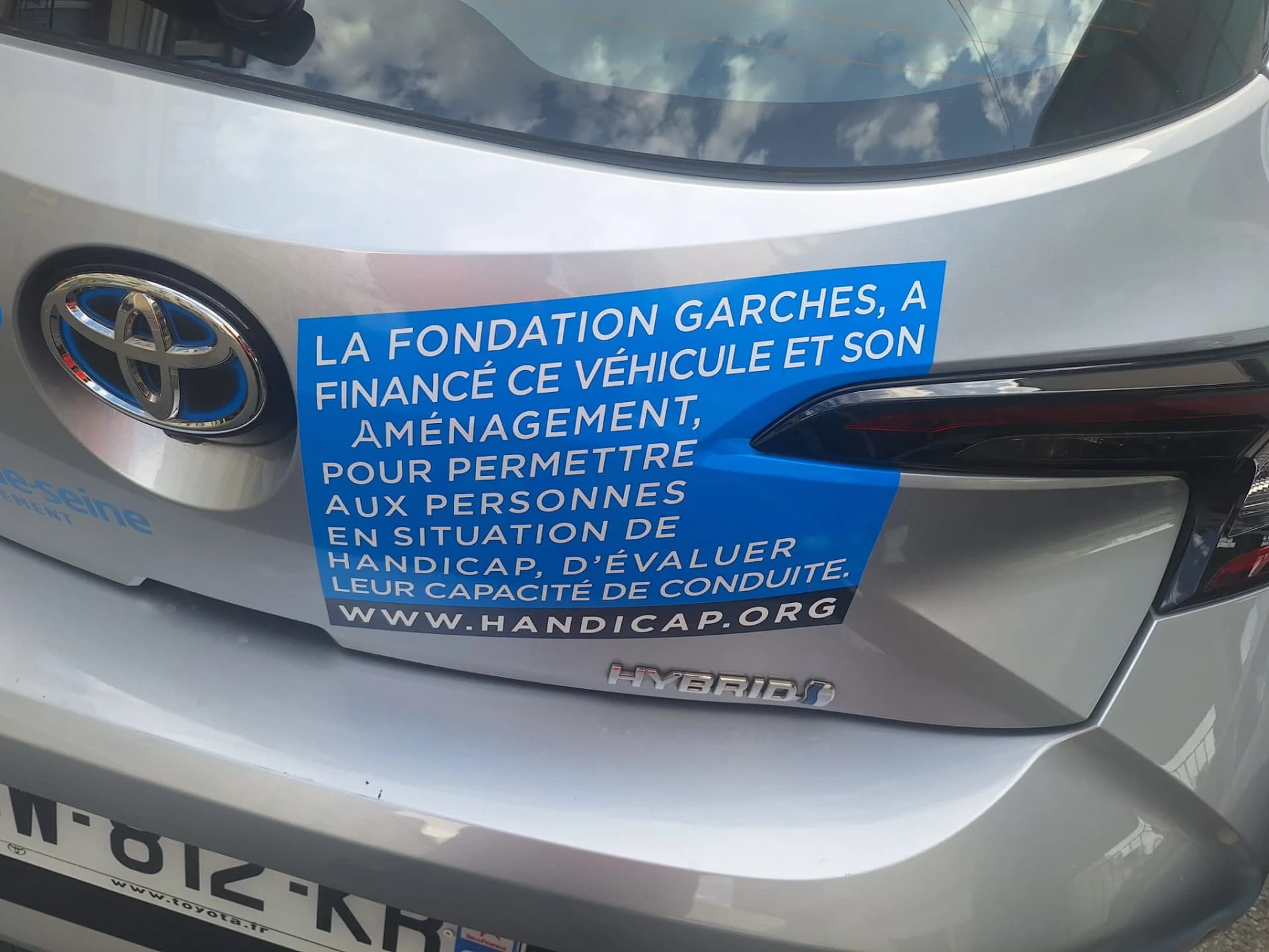 Autocollant Fondation Garches à l'arrière d'une Toyota Corolla