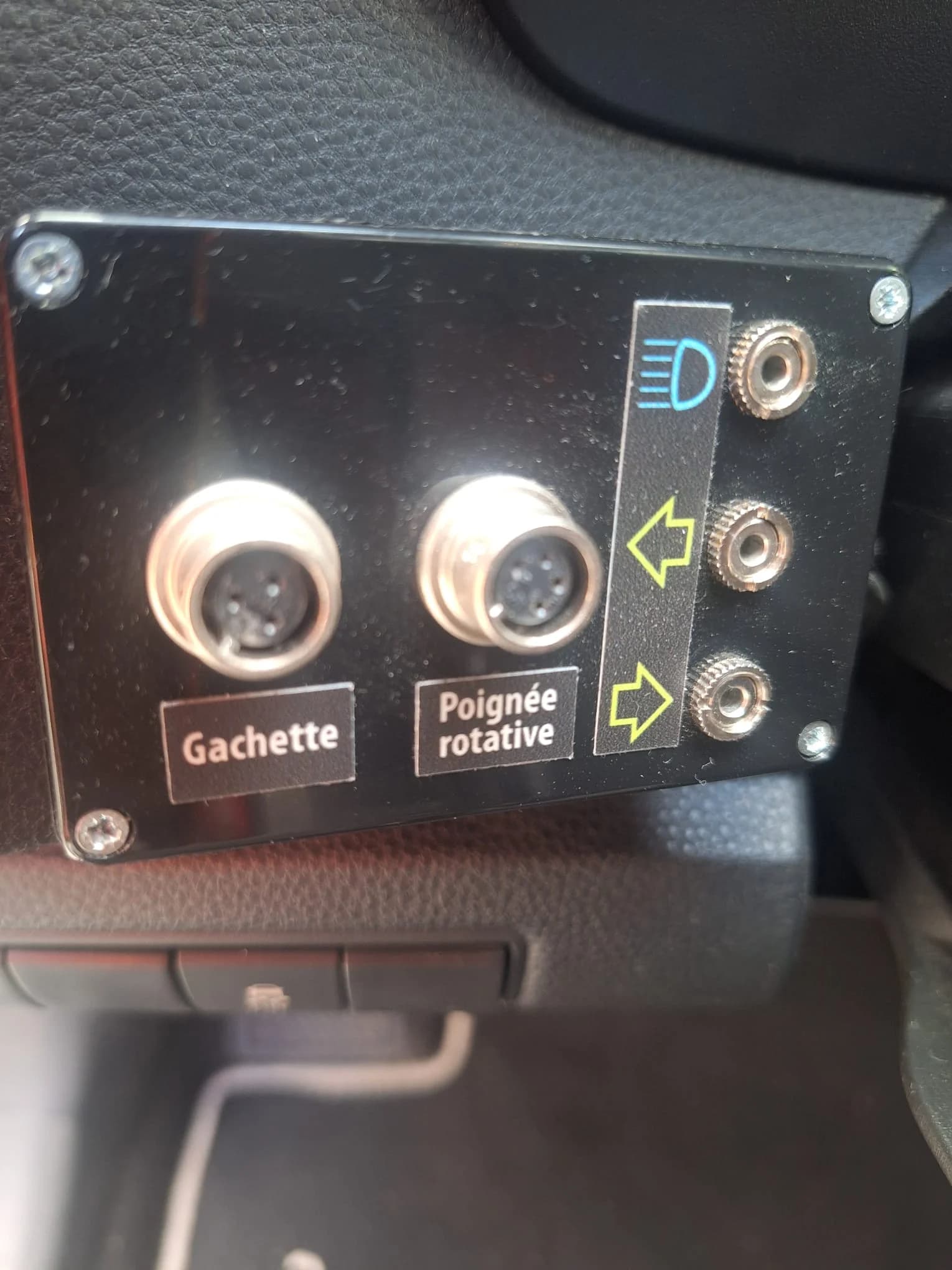 Boîtier gâchette et poignée rotative — commandes adaptées au volant