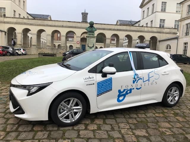 Véhicule école blanc équipé pour l'évaluation des capacités de conduite — École de conduite de Vaucresson