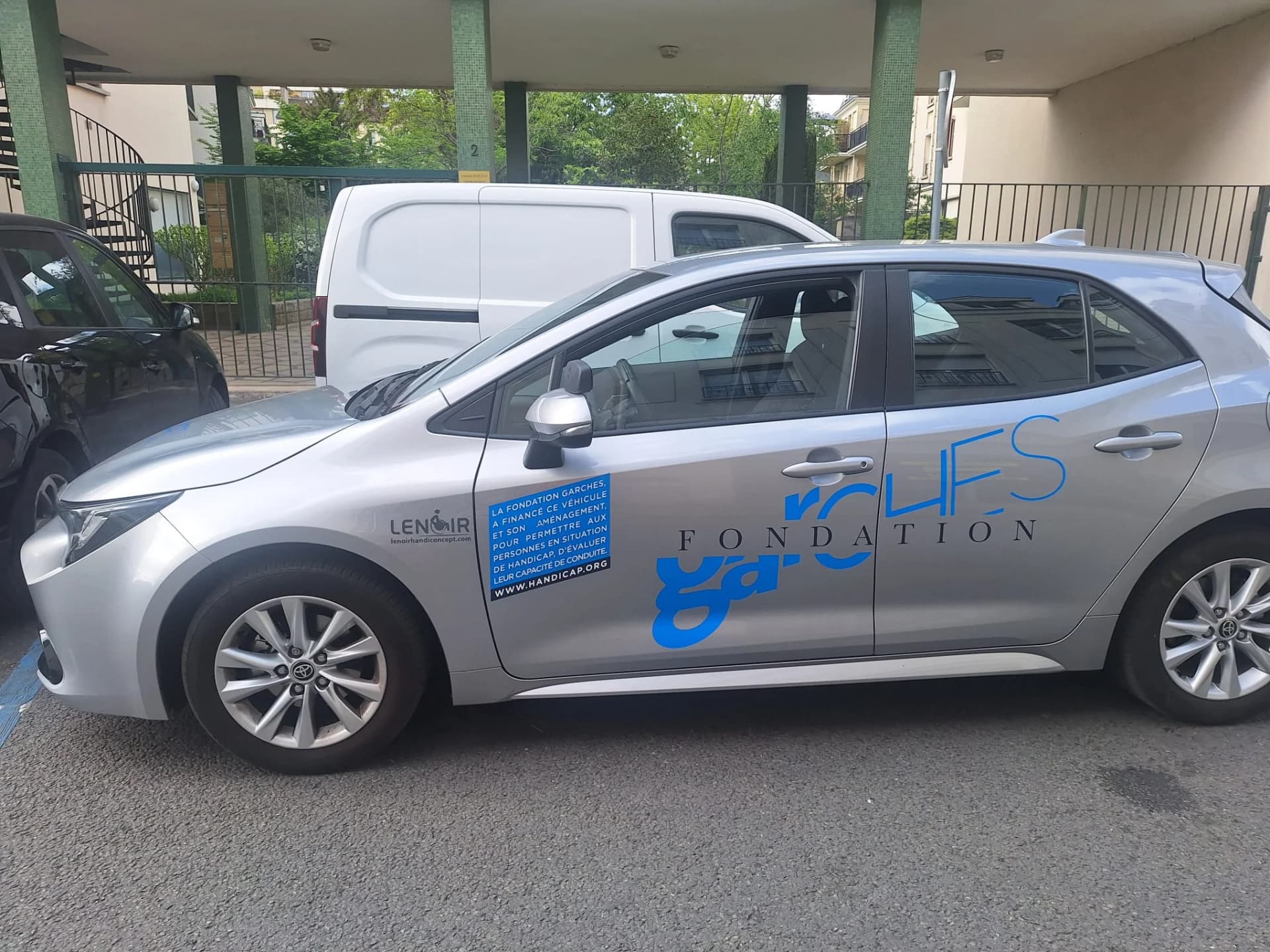 Véhicule école gris équipé pour l'évaluation des capacités de conduite — Hôpitaux Paris Est Val-de-Marne (Site Saint-Maurice)