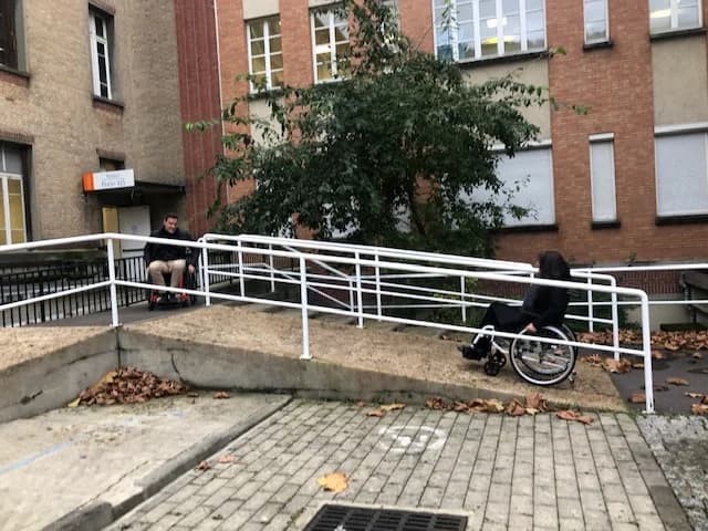 Rampe d’accessibilité et fauteuils roulants : mise en situation sur l’accès aux lieux et à l’habitat.