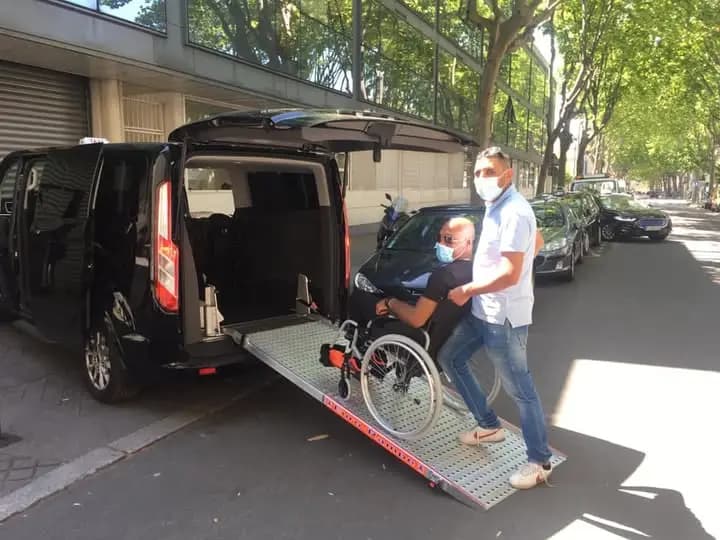 Salle de formation avec supports pédagogiques et échanges entre participants.