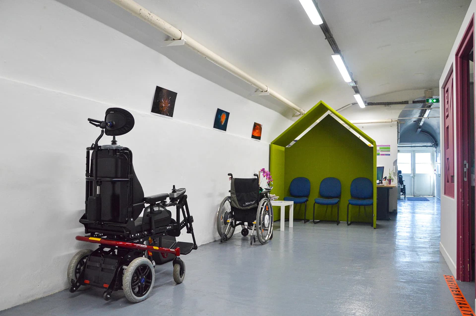 Couloir avec des fauteuils roulants à la Fondation Garches