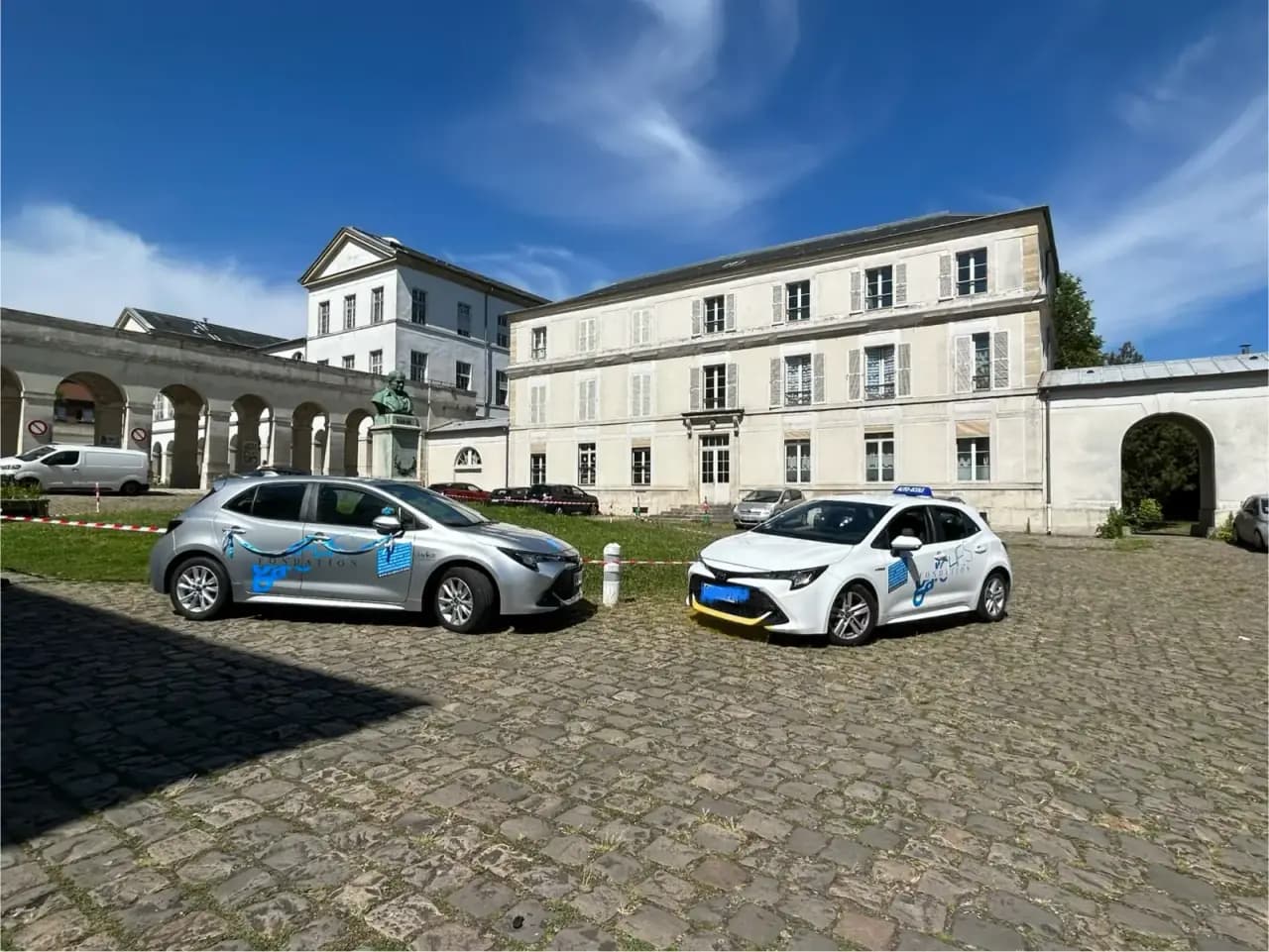 Véhicules d'auto-école adaptés de la Fondation Garches
