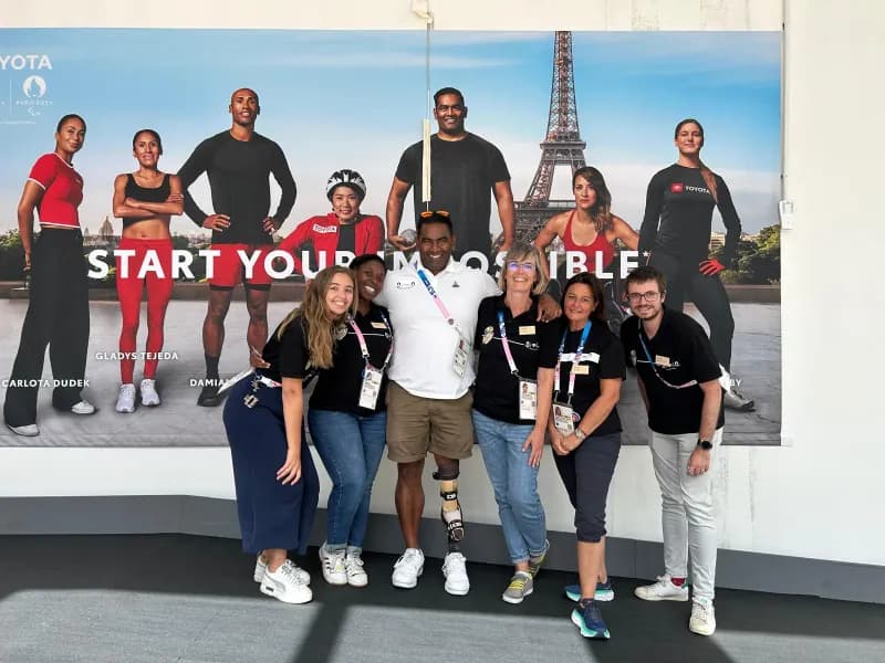 Soignant tenant délicatement la main d'un patient à l'hôpital