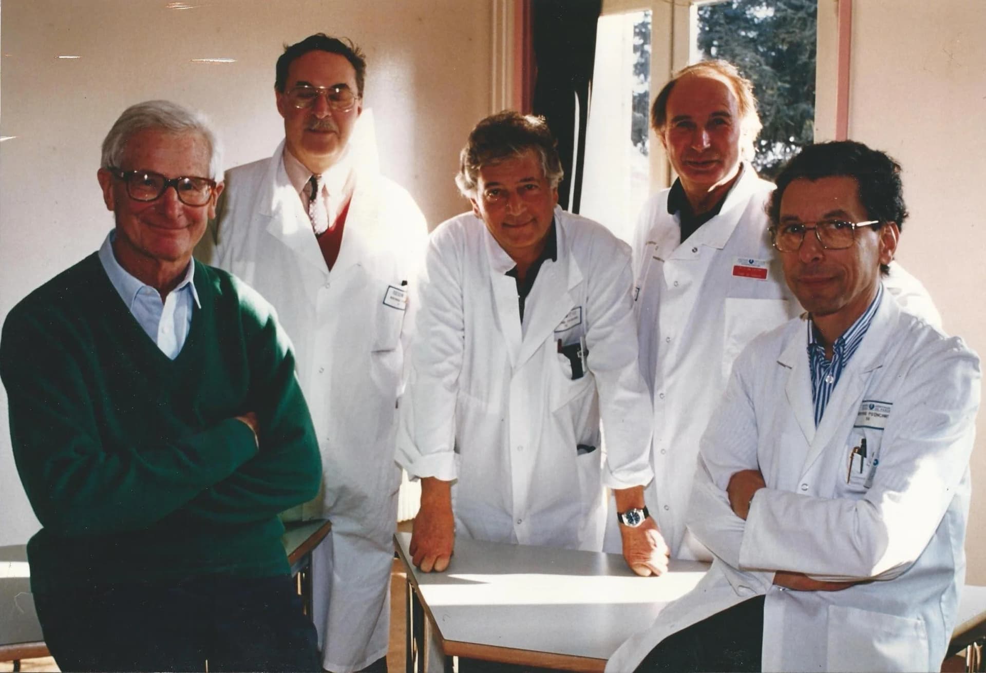 Bâtiment hospitalier moderne, symbole de l'Hôpital Raymond-Poincaré AP-HP