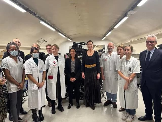 Équipe de professionnels de santé en blouse et tenue médicale dans un établissement hospitalier