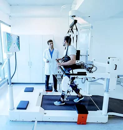 Main robotique et doigt humain se touchant, symbole de la recherche et de l'innovation