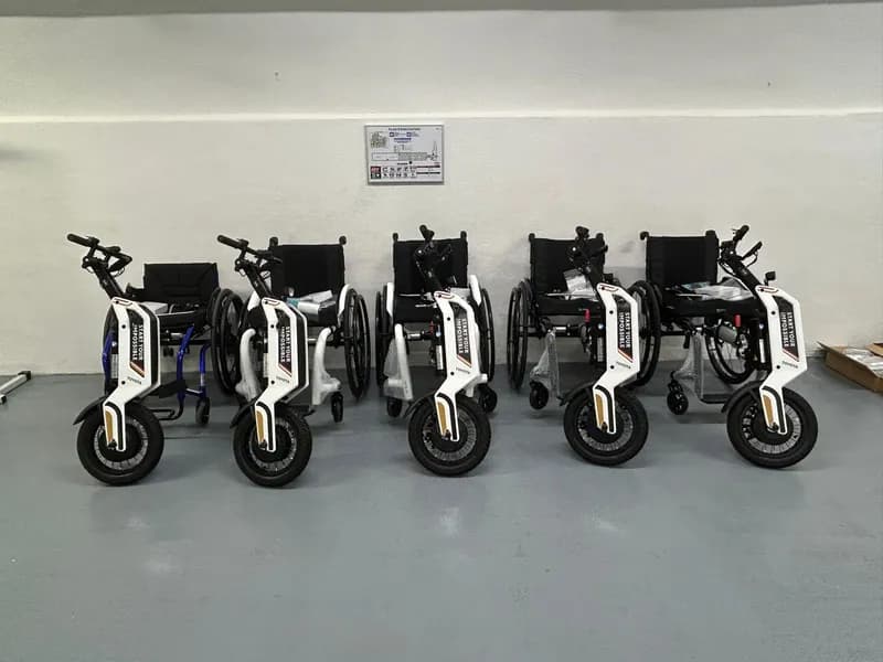 Silhouette utilisant une tablette devant un fond lumineux coloré