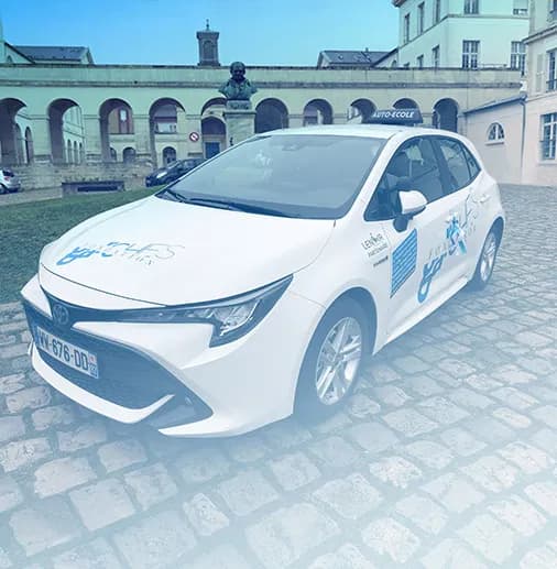 Véhicule adapté utilisé pour l’évaluation des capacités de conduite en présence d’encadrants.