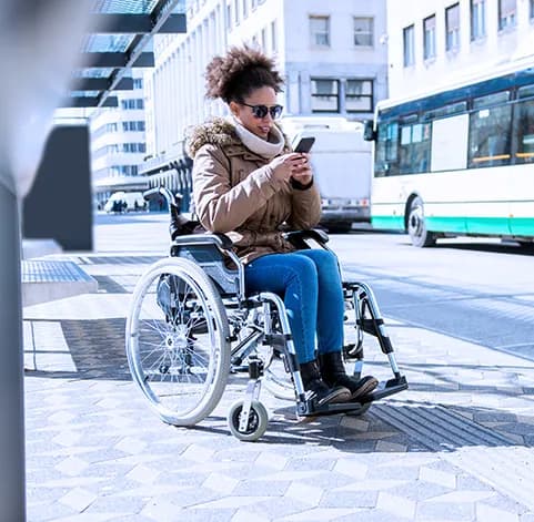 Transport de personnes à mobilité réduite et véhicule adapté en milieu urbain.