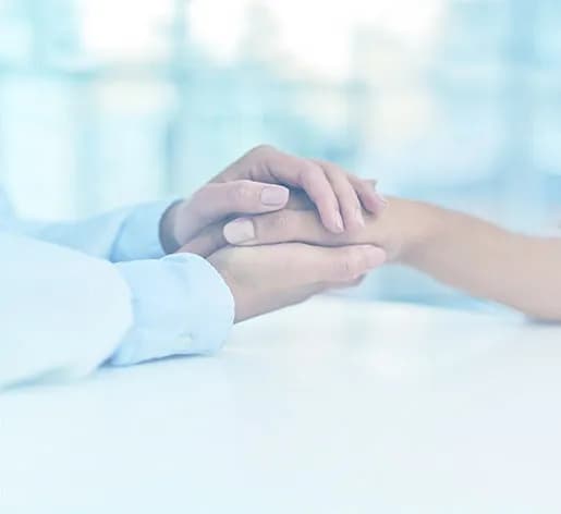 Deux personnes se tendent les mains en signe de confiance et de soutien, évoquant l’accompagnement des aidants familiaux.