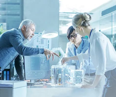 Chercheurs en laboratoire, évoquant l'historique et la poursuite des travaux de recherche à la Fondation.