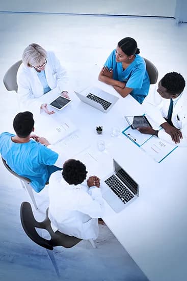 Équipe médicale pluridisciplinaire en réunion de concertation