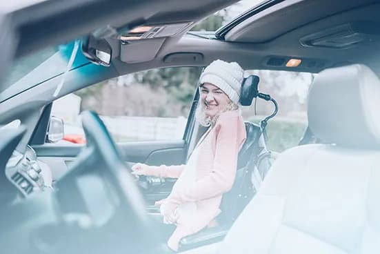 Siège et aménagements intérieurs d’un véhicule adapté au transport de personnes à mobilité réduite.