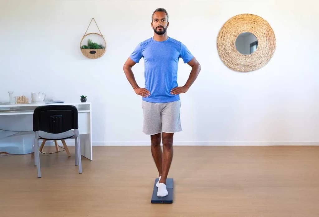 Patient debout sur une plateforme de force lors d'une évaluation du contrôle postural