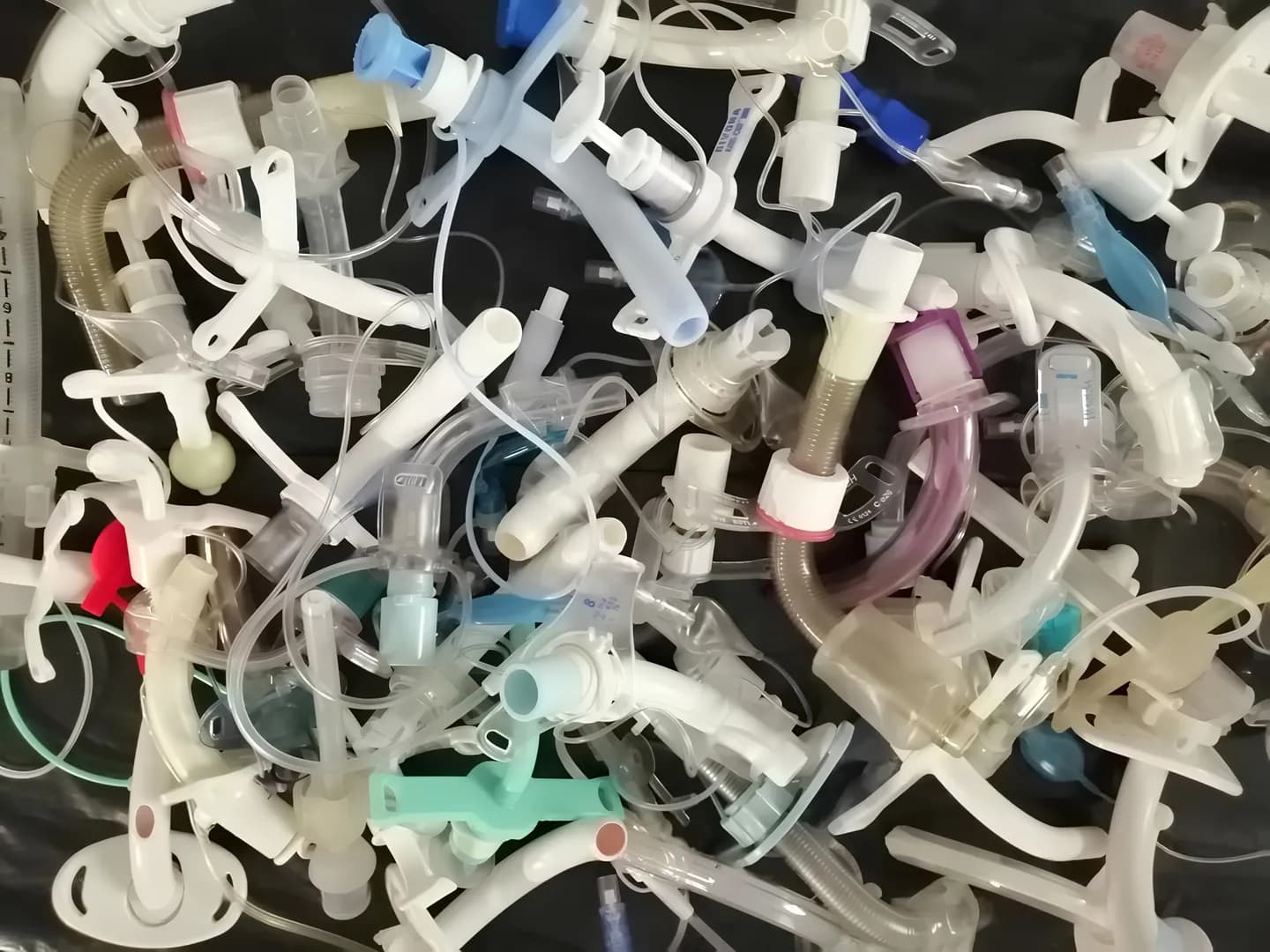 Ambiance des soins respiratoires et de la trachéotomie à la Fondation Garches, illustrant le contexte de la base Garch-ATTRAC